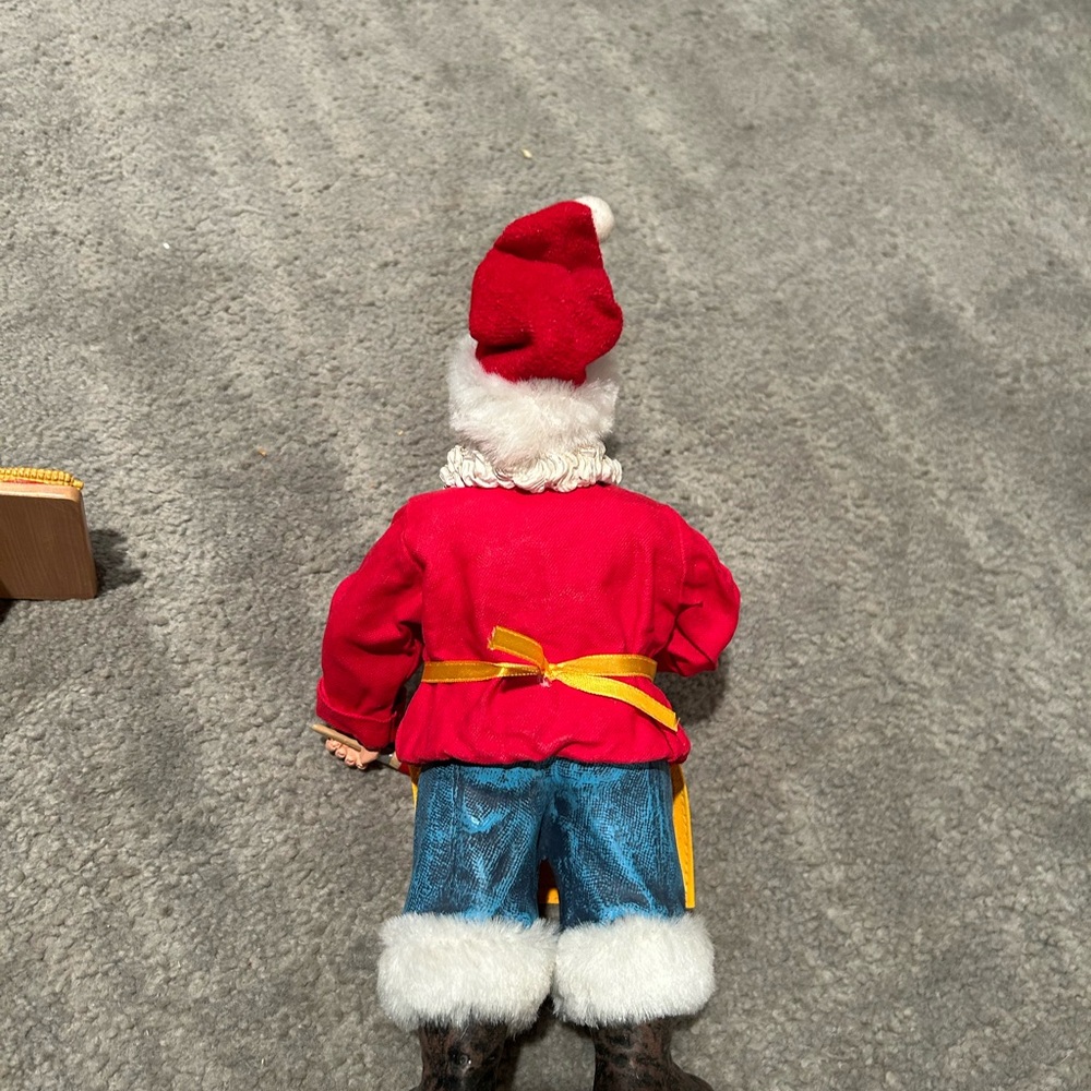 Department 56 Possible Dreams Clothtique ‘Kiss the Claus’ Santa - Picture 6 of 8